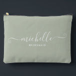 Chic Minimalistisch Dusty Sage Personalisiert Brid Zubehörtasche<br><div class="desc">Mit unserem schicken Minimalistischen Dusty Sage Personalisierten Bridesmaid Accessoires Pouch, einem stilvollen und vielseitigen Geschenk, das Ihre Brautmädchen in Eleganz feiern soll. Dieses Accessoire ist der Inbegriff des modernen Chic, perfekt für jeden Anlass, von Bräunungsvorschlägen bis zu Brautpartys. Dieses schlichte Design besticht durch eine Dusty-Sage-Farbe, die raffiniert wirkt. Seine Einfachheit...</div>