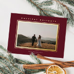 Chic Minimalistisch Elegance Burgund Weihnachten F Folien Feiertagskarte<br><div class="desc">Diese elegante Urlaubsfotokarte verfügt über ein horizontales Foto, einen klassischen Rahmen mit Hochformat rund um das Foto und einen Gruß in einer Hochfolie auf bordeauxrotem Hintergrund. Der Gruß auf der Vorderseite ist editierbar, sodass er leicht auf alles geändert werden kann, was Ihnen gefällt. Die Rückseite der Karte ist dieselbe bordeauxrote...</div>