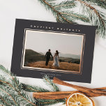 Chic Minimalistisch Elegance Dark Grau Weihnachts- Folien Feiertagskarte<br><div class="desc">Diese elegante Urlaubsfotokarte verfügt über ein horizontales Foto, einen klassisch erhöhten Rahmen rund um das Foto und einen Gruß in einer erhöhten Folie auf einem dunkelgrauen Hintergrund. Der Gruß auf der Vorderseite ist editierbar, sodass er leicht auf alles geändert werden kann, was Ihnen gefällt. Die Rückseite der Karte ist dieselbe...</div>