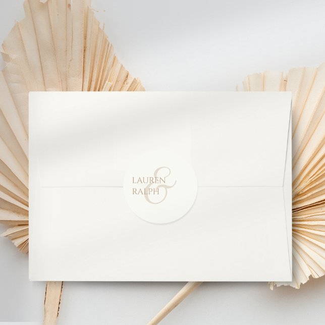 Chic Minimalistisch Taupe & Ivory Script Wedding Runder Aufkleber (Von Creator hochgeladen)