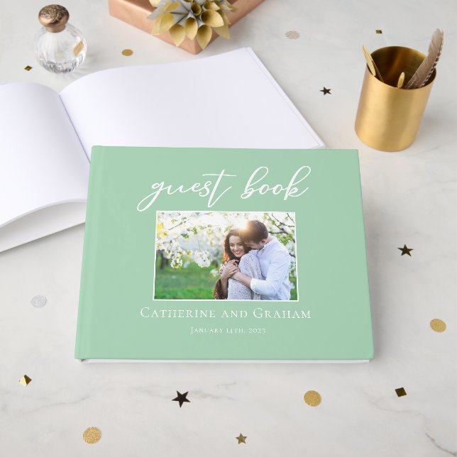 Chic Mint Green Wedding Couple Foto Gästebuch (Vorderseite Offen)