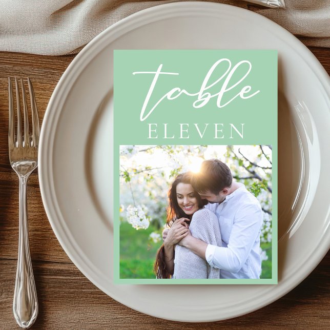 Chic Mint Green White Script Couple Foto Hochzeit Tischnummer (Von Creator hochgeladen)
