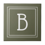 Chic Mit Monogramm Rustic Green & White Initial Fliese<br><div class="desc">Modernes und stilvolles personalisiertes Monogramm, das in rustikal grün und weiß mit schick-dekorativem, leicht aktualisiertem Fliesen ergänzt wird. Tolle Geschenkidee! Einfach mit dem Design-Tool anpassen, um es zu Ihrem eigenen machen! Kontaktieren Sie mich unter beachpausedesigns@gmail.com wenn Sie Hilfe benötigen oder Fragen zu diesem oder einem unserer Designs haben. Weitere Designoptionen...</div>