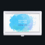 Chic Modern Blue Watercolor Visitenkarten Dose<br><div class="desc">Chic eleganter Visitenkartenhalter mit einem zarten blauen Wasserfarbenblock auf einem knusprigen weißen Hintergrund mit Namen und Titel in der Mitte in weiß und marineblau Typografie platziert. Entwickelt von Thisisnotme©</div>