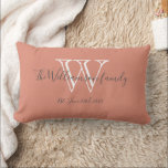 Chic Modern Monogram Family Name Niedlich Keepake Lendenkissen<br><div class="desc">Chic Modern Monogram Family Name Niedlich Keepake Lumbar Kissen. Ein personalisiertes Monogramm Initial und Familienname und Hochzeitstermin in Schriftzeichen auf lachsfarbenem Hintergrund. Ein einzigartiges niedliches Geschenk für Neuvermählte. Lieblich für das neue Leben zusammen oder für Ihr Familienzimmer. Klicken Sie auf diese Vorlage, um sie schnell und einfach anzupassen. Weltweit schnell...</div>