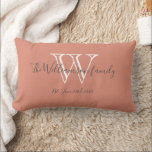 Chic Modern Monogram Family Name Niedlich Keepake Lendenkissen<br><div class="desc">Chic Modern Monogram Family Name Niedlich Keepake Lumbar Kissen. Ein personalisiertes Monogramm Initial und Familienname und Hochzeitstermin in Schriftzeichen auf lachsfarbenem Hintergrund. Ein einzigartiges niedliches Geschenk für Neuvermählte. Lieblich für das neue Leben zusammen oder für Ihr Familienzimmer. Klicken Sie auf diese Vorlage, um sie schnell und einfach anzupassen. Weltweit schnell...</div>