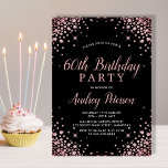 Chic Modern Rose Gold Glitzer Black 60. Geburtstag Einladung<br><div class="desc">Chic Elegant Moderne Sparkle Rose Gold Glitzer Black 60. Geburtstag Einladung. Diese Girly Sixtieth Adult Birhday Party Einladung (für sie, jedes Alter) verfügt über ein elegantes handgeschriebenes Kalligrafieschrift und Rose Gold Diamond Glitzer Rahmen auf schwarzem Hintergrund. Ideal für eine weibliche Geburtstagsfeier mit erwachsenen Meilensteinen. Diese Einladung spiegelt perfekt das Wesen...</div>