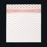 Chic Modern Rose Gold Zickzack Mit Monogramm Notizblock<br><div class="desc">Mit diesem schicken, modernen Notizblock können Sie Ihrem Schreibtisch ein stilvolles personalisiertes Accessoire hinzufügen. Das Design zeichnet sich durch ein gürtelrosa Imitat Rose Goldfolie Zickzack Zickzack-Muster und Ihren Namen oder anderen personalisierten Text in einem einfachen typografischen dunkelgrauen Schriftart aus. Dieses elegante und trendige Metallic Look Notizblock ist ein elegantes Geschenk...</div>