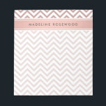 Chic Modern Rose Gold Zickzack Mit Monogramm Notizblock<br><div class="desc">Mit diesem schicken, modernen Notizblock können Sie Ihrem Schreibtisch ein stilvolles personalisiertes Accessoire hinzufügen. Das Design zeichnet sich durch ein gürtelrosa Imitat Rose Goldfolie Zickzack Zickzack-Muster und Ihren Namen oder anderen personalisierten Text in einem einfachen typografischen dunkelgrauen Schriftart aus. Dieses elegante und trendige Metallic Look Notizblock ist ein elegantes Geschenk...</div>