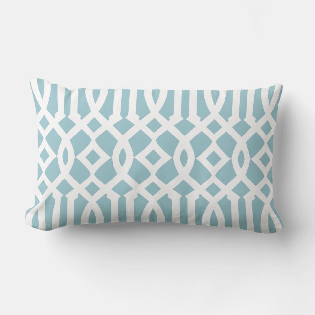 Chic Modern Sky Blue and White Trellis Muster Lendenkissen (Vorderseite)