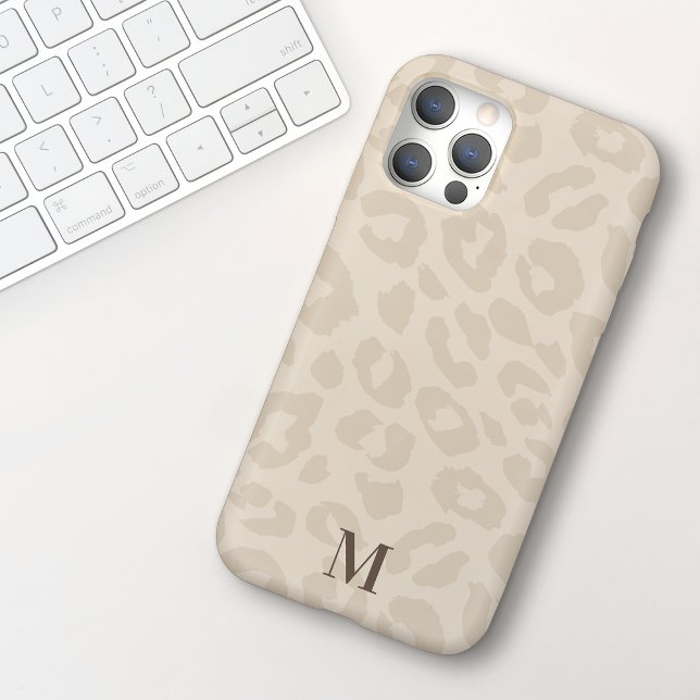 Chic moderne neutrale Farbe Leopardenprint Monogra iPhone 15 Hülle (Von Creator hochgeladen)