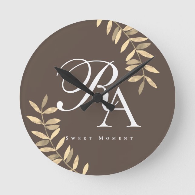 Chic Monogram Brown Runde Wanduhr (Vorderseite)