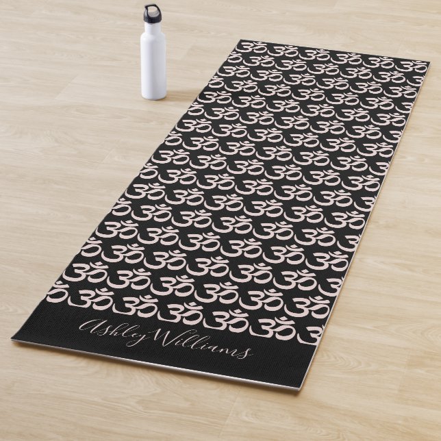 Chic Monogram Pastel Rosa Om Symbol Muster Schwarz Yogamatte (Beispiel)