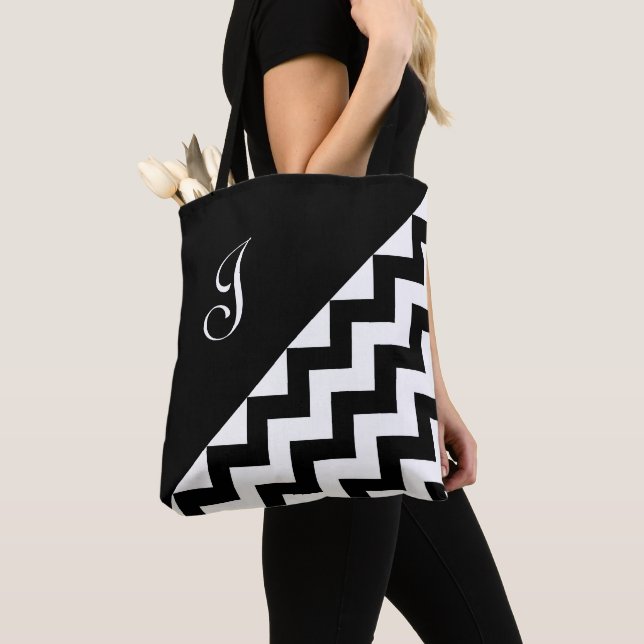 Chic Monogram Schwarz-weiß Geometric Zigzag Muster Tasche (Von Nahem)