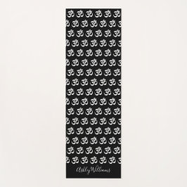 Chic Monogram White Om Symbol Pattern Schwarz Yogamatte