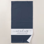 Chic Mrs Dark Blue White Mit Monogramm Strandtuch<br><div class="desc">Chic dunkelblau und weiß mit Monogramm Badetuch mit dem Text Mr. und Mrs. in eleganter Schrift. Sie können dieses elegante Badetuch mit Ihrem verheirateten Namen anpassen. Perfektes Geschenk für das frisch gezogene Paar. Exklusiv für Sie entworfen von Happy Dolphin Studio.</div>