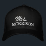 Chic Mrs Last Name Schwarzweiß niedliche Hochzeit Bestickte Baseballkappe<br><div class="desc">Chic Mrs Last Name Schwarzweiß niedliche Drehbuch Hochzeit bestickt Baseball Cap Verfügbar in vielen Farben und Optionen</div>