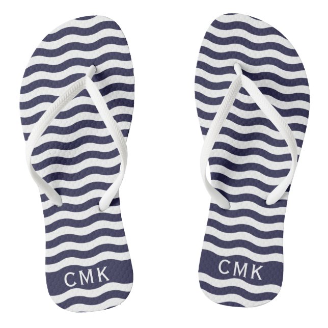 Chic Navy Blue Nautic Waves Beach Monogram Flip Flops (Fußbett)