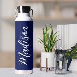 Chic Navy Personalisierter Name in White Script Trinkflasche<br><div class="desc">Eine schicke marineblaue personalisierte Monogramm-Wasserflasche für ein Mädchen oder einen Typ,  das einfache,  handgeschriebene Geschenke Lieben. Schönes weißes kursives Drehbuch,  das den Namen in der modernen Typografie absteckt.</div>