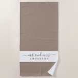 Chic neu verheiratet Frau Taupe White Mit Monogram Strandtuch<br><div class="desc">Chic taupe und weiß mit Monogramm Strandtuch mit dem Text Mr. und Mrs. in eleganter Schrift. Sie können dieses elegante Badetuch mit Ihrem verheirateten Namen anpassen. Perfektes Geschenk für das frisch verheiratete Paar. Für dieses Design wird das trockene Farbdock verwendet. Exklusiv für Sie entworfen von Happy Dolphin Studio.</div>