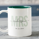 Chic New MRS Individuelle Name Wedding Date Sage G Zweifarbige Tasse<br><div class="desc">Niedliches,  modernes Kaffee-Tasse-Sprichwort MRS in moderner Typografie in schlauer grün mit Ihrem Familiennamen in trendiger Schriftzeichen-Kalligraphie auf einer zweifarbigen Kaffee-Tasse. Das Interieur in Rosa ist sehr schön,  aber in vielen weiteren Farben erhältlich.</div>