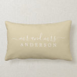 Chic Newlywed Beige Sand Monogram Lendenkissen<br><div class="desc">Chic, modernes mit Monogramm Beige Kissen mit dem Text Mr. und Mrs. in weißem elegantem Drehbuch. Fügen Sie einfach Ihren verheirateten Namen hinzu. Das beige Sand-Farbgold aus der Antike wird für dieses stilvolle Design verwendet. Perfektes Luxus-Geschenk für das neue Paar. Exklusiv für Sie entworfen von Happy Dolphin Studio. Wenn Sie...</div>