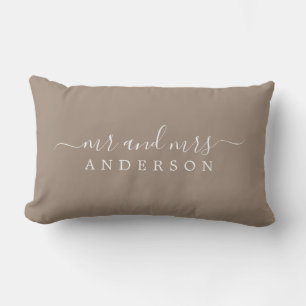 Chic Newlywed Frau Taupe Monogram Lendenkissen