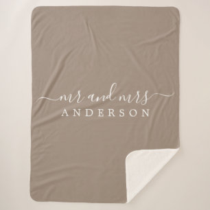 Chic Newlywed Frau Taupe Monogram Sherpadecke