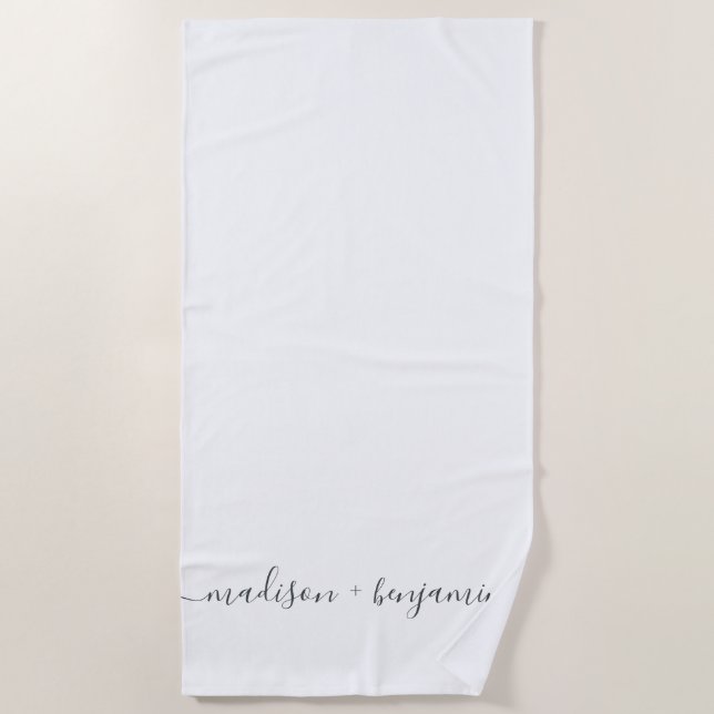 Chic Newlywed Monogram Names White Strandtuch (Vorderseite)