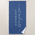 Chic Newlywed Mr. Classic Blue Mit Monogramm Strandtuch<br><div class="desc">Chic klassisch blaues mit Monogramm Strandtuch mit dem großen Text Mr. und Mrs. in weißer eleganter Schrift Kalligraphie. Sie können dieses stilvolle Badetuch mit Ihrem verheirateten Namen anpassen. Perfektes Geschenk für das frisch verheiratete Paar. Exklusiv für Sie entworfen von Happy Dolphin Studio.</div>