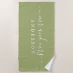 Chic Newlywed Mr. Monogram Leaf Green Strandtuch<br><div class="desc">Schick und einfach mit Monogramm Strandtuch mit dem großen Text Mr. und Mrs. in weißer eleganter Schrift Kalligraphie auf einem grünen Blatt Hintergrund. Sie können dieses elegante Badetuch mit Ihrem verheirateten Namen anpassen. Perfektes Geschenk für das frisch verheiratete Paar. Exklusiv für Sie entworfen von Happy Dolphin Studio.</div>