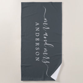 Chic Newlywed Mr. Off-black Mit Monogramm Strandtuch