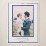 Chic Newlywed Mr. Wedding Foto Sherpadecke<br><div class="desc">Das schicke, moderne mit Monogramm Hochzeitsleder-Foto Sherpa-Decke mit dem Text Mr. und Mrs. in marineblauer eleganter Schriftzeichen und Ihrem Hochzeitsdatum auf weißem Hintergrund mit marineblau blauer Grenze. Fügen Sie einfach Ihren verheirateten Namen, das Hochzeitstag und das Hochzeitsfest Foto hinzu. Perfektes Luxus-Sake-Geschenk für das frisch vermählte Paar. Exklusiv für Sie entworfen...</div>