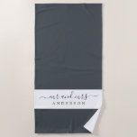 Chic Newlywed Mrs Black and White Mit Monogramm Strandtuch<br><div class="desc">Schick mit Monogramm Strandtuch in Schwarz/Weiß mit dem Text Mr. und Mrs. in eleganter Schrift. Der schwarze Wald in der Farbe wird für elegante Badetücher verwendet,  die Sie mit Ihrem verheirateten Namen anpassen können. Perfektes Geschenk für das frisch verheiratete Paar. Exklusiv für Sie entworfen von Happy Dolphin Studio.</div>