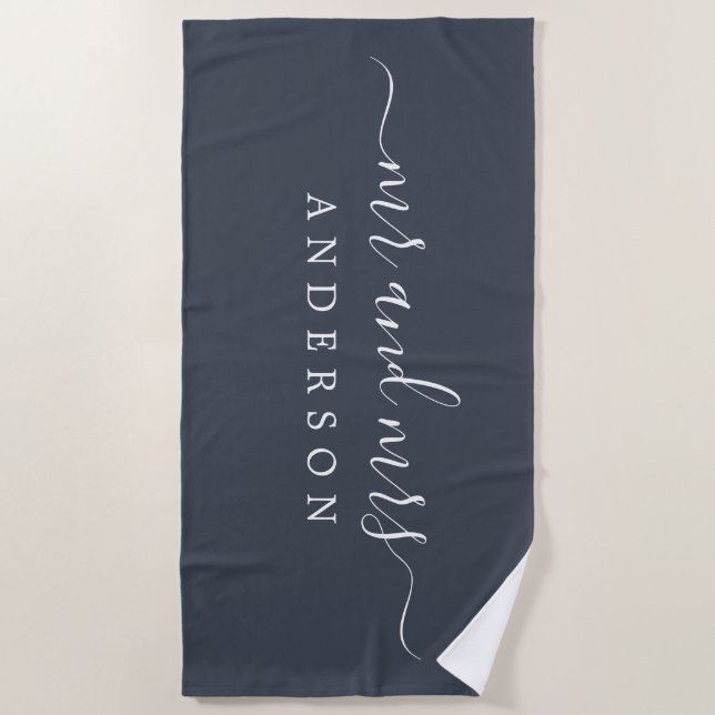 Chic Newlywed Mrs. Charcoal Blue Mit Monogramm Strandtuch (Vorderseite)