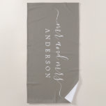 Chic Newlywed Mrs Gray Mit Monogramm Strandtuch<br><div class="desc">Chic graues mit Monogramm Strandtuch mit dem großen Text Mr. und Mrs. in weißer eleganter Schrift. Die farbige Wolle wird für dieses luxuriöse Strandtuch verwendet,  das Sie mit Ihrem verheirateten Namen anpassen können. Perfektes Geschenk für das frisch verheiratete Paar. Exklusiv für Sie entworfen von Happy Dolphin Studio.</div>