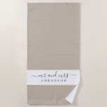 Chic Newlywed Mrs Gray White Mit Monogramm Strandtuch<br><div class="desc">Chic graues und weißes mit Monogramm Strandtuch mit dem Text Mr. und Mrs. in eleganter Schrift. Sie können dieses elegante Badetuch mit Ihrem verheirateten Namen anpassen. Perfektes Geschenk für das frisch verheiratete Paar. Für dieses Design wird die Farbe Shiitake verwendet. Exklusiv für Sie entworfen von Happy Dolphin Studio.</div>