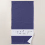 Chic Newlywed Mrs. Navy Blue White Mit Monogramm Strandtuch<br><div class="desc">Chic marineblau und weiß mit Monogramm Badetuch mit dem Text Mr. und Mrs. in eleganter Schrift. Sie können dieses elegante Badetuch mit Ihrem verheirateten Namen anpassen. Perfektes Geschenk für das frisch verheiratete Paar. Exklusiv für Sie entworfen von Happy Dolphin Studio.</div>