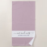 Chic Newlywed Mrs Pastel Lila Mit Monogramm Strandtuch<br><div class="desc">Pastellfarbenes lila mit Monogramm Badetuch mit dem Text Mr. und Mrs. in schwarz-elegantem Schriftsatz. Sie können dieses elegante Badetuch mit Ihrem verheirateten Namen anpassen. Perfektes Geschenk für das frisch verheiratete Paar. Exklusiv für Sie entworfen von Happy Dolphin Studio.</div>