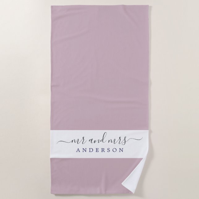 Chic Newlywed Mrs Pastel Lila Mit Monogramm Strandtuch (Vorderseite)