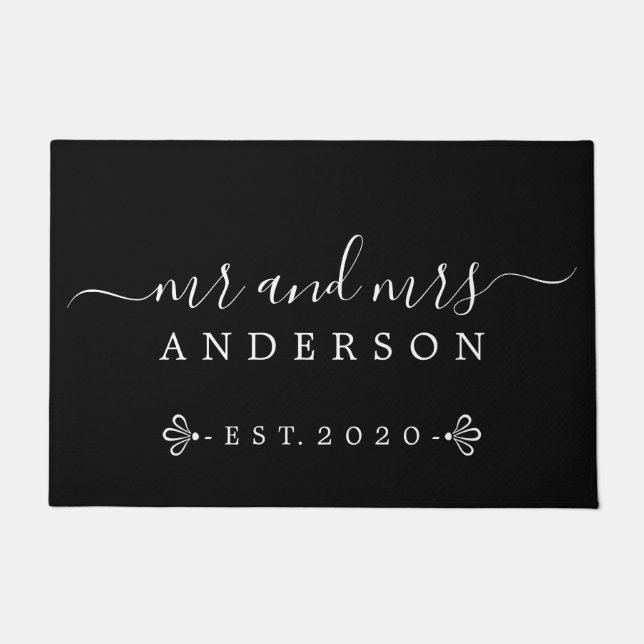 Chic Newlywed Mrs. Schwarz-weiß Family Monogram Fußmatte (Vorderseite)