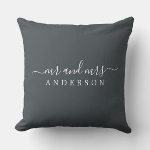 Chic Newlywed Mrs. Schwarz-weiß Monogram Kissen