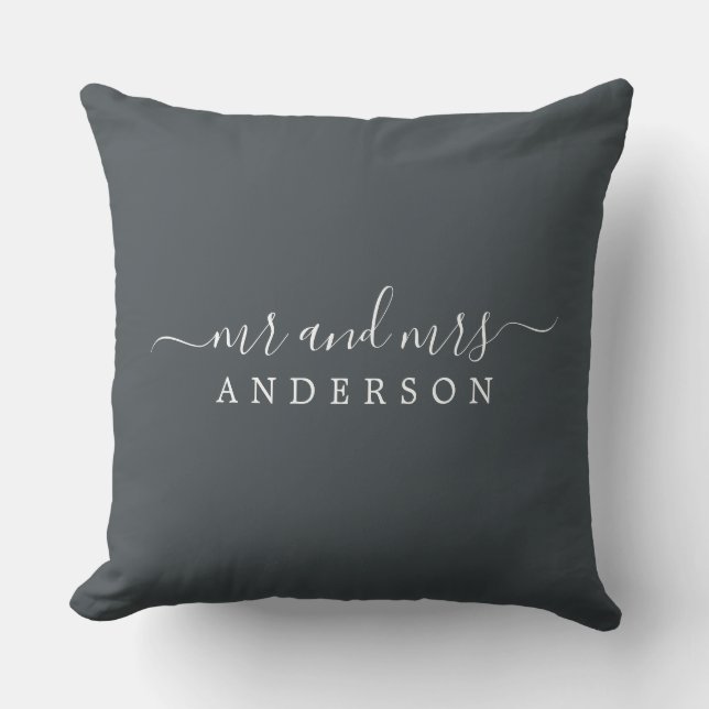 Chic Newlywed Mrs. Schwarz-weiß Monogram Kissen (Vorderseite)
