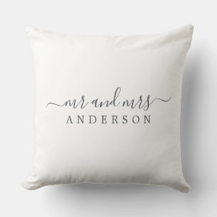 Chic Newlywed Mrs. Schwarz-weiß Monogram Kissen
