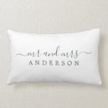 Chic Newlywed Mrs. Schwarz-weiß Monogram Lendenkissen<br><div class="desc">Chic, modernes mit Monogramm Schwarz-Weiß-Kissen mit dem Text Mr. und Mrs. in cremefarbenem, elegantem Drehbuch auf weißem Hintergrund. Fügen Sie einfach Ihren verheirateten Namen hinzu. Perfektes Geschenk für das neue Paar. Exklusiv für Sie entworfen von Happy Dolphin Studio. Wenn Sie Hilfe oder passende Produkte benötigen, kontaktieren Sie uns bitte unter...</div>