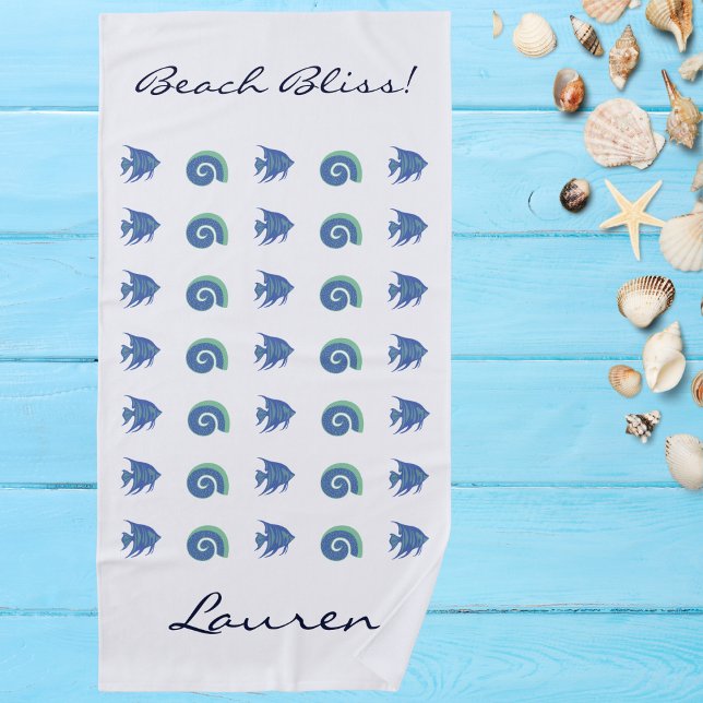 Chic Ocean Blue White Muscheln und Name der Fische Strandtuch (Von Creator hochgeladen)