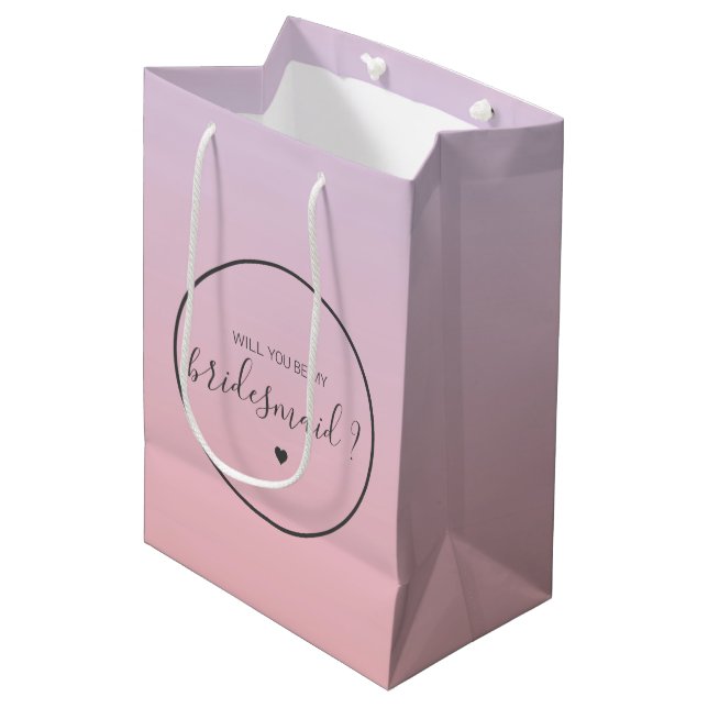 Chic Ombre Pink Gradient Werden Sie meine Bridesma Mittlere Geschenktüte (Vorderseite Schrägansicht)