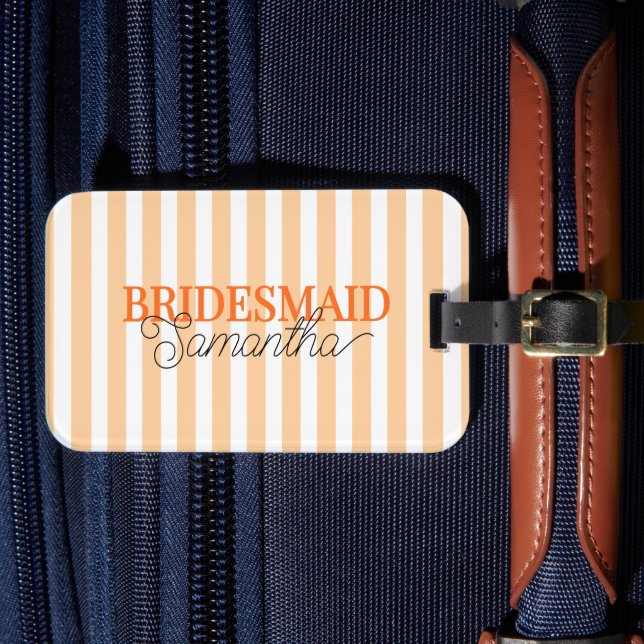 Chic Orange gestreifter moderner Schriftzug Brautj Gepäckanhänger (Vorderseite Insitu 4)