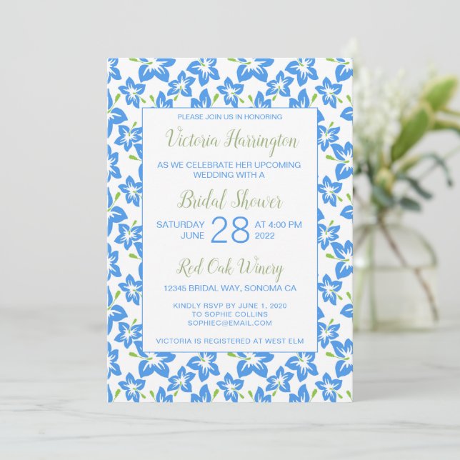 Chic Painted Blue Floral Bridal Dusche Einladung (Stehend Vorderseite)