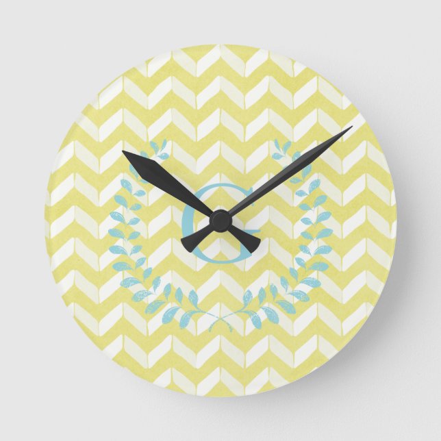 Chic Pastel Yellow Teal Chevron Custom Monogram Runde Wanduhr (Vorderseite)